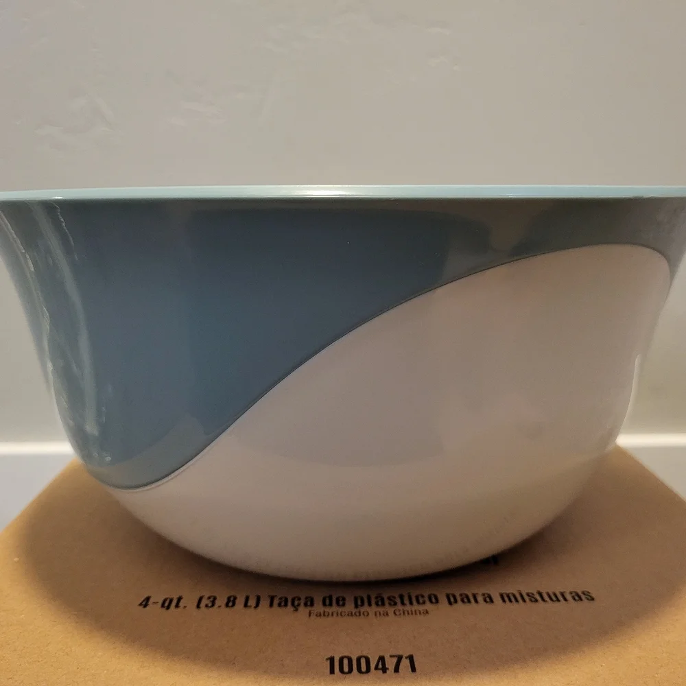 Pampered Chef Blue and White 4-Qt Mixing Bowl